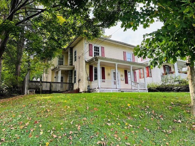 view of front facade featuring a front yard and a porch