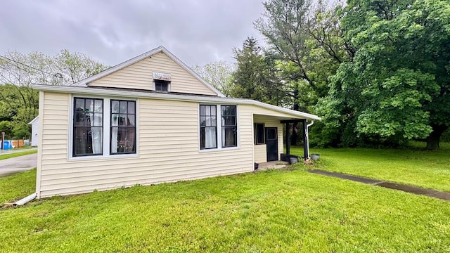 128 Bradford St, Sayre, PA 18840 - view of side of property featuring a yard