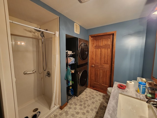 bathroom featuring a shower with curtain, toilet, sink, and stacked washer and clothes dryer