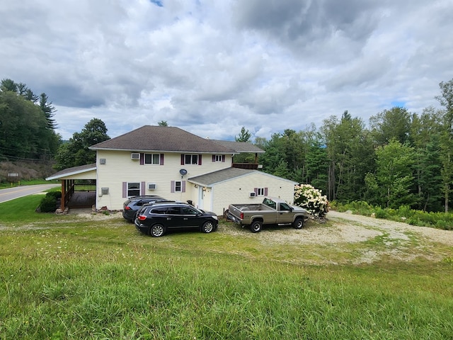 view of front of house featuring a front lawn