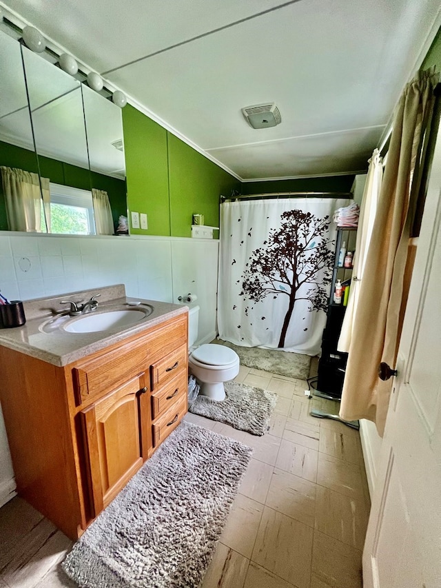 bathroom featuring tasteful backsplash, curtained shower, vanity, and toilet