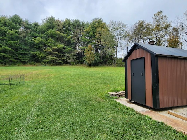 view of yard featuring a storage shed