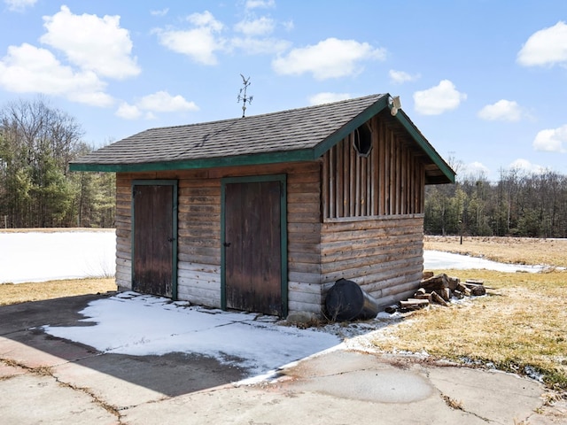 view of outdoor structure with an outbuilding