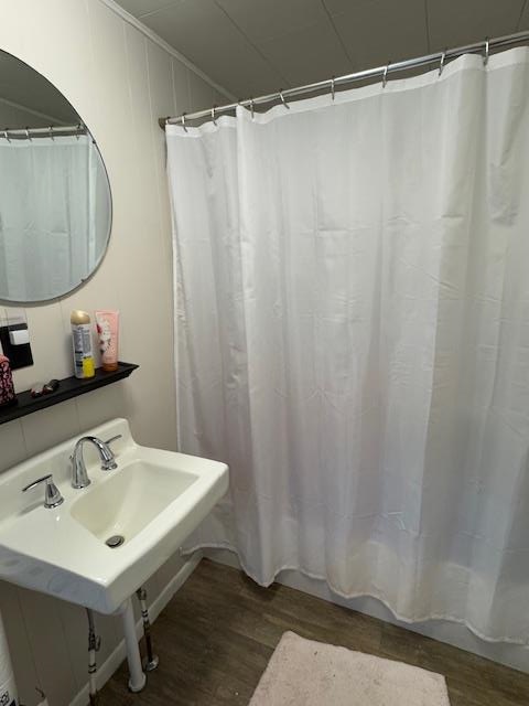 bathroom with sink, shower / bath combo, and hardwood / wood-style flooring