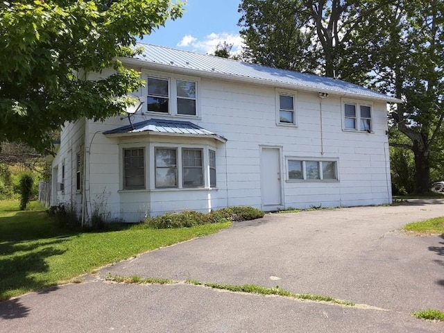 view of front of property featuring a front yard