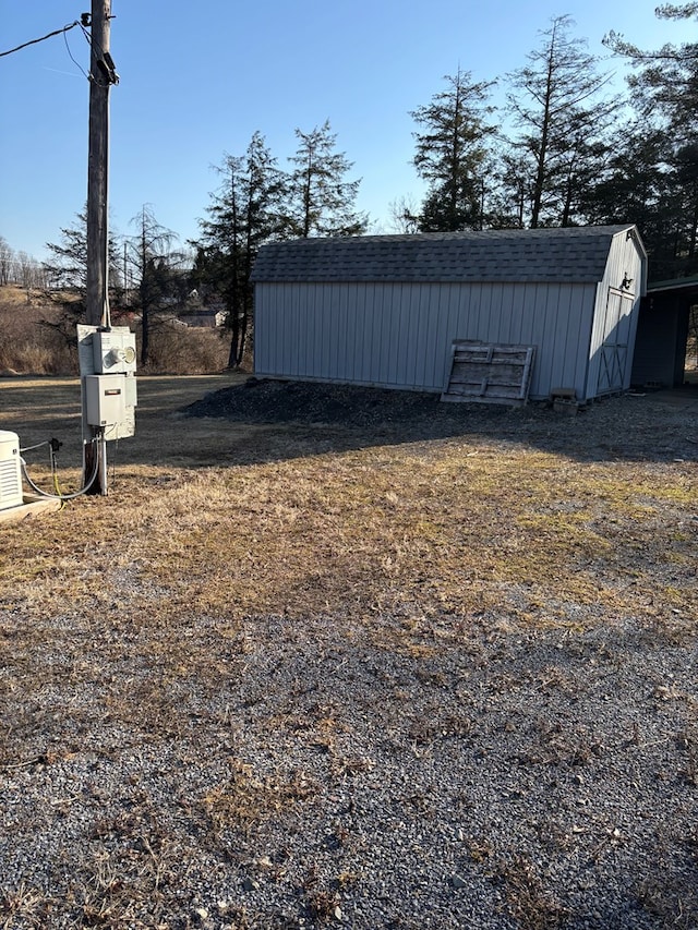 view of yard featuring an outbuilding and a storage shed