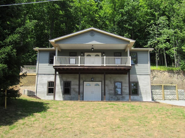 view of front of home featuring a wooden deck and a front lawn