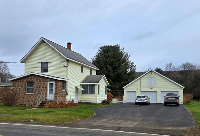 view of front of property featuring a front lawn