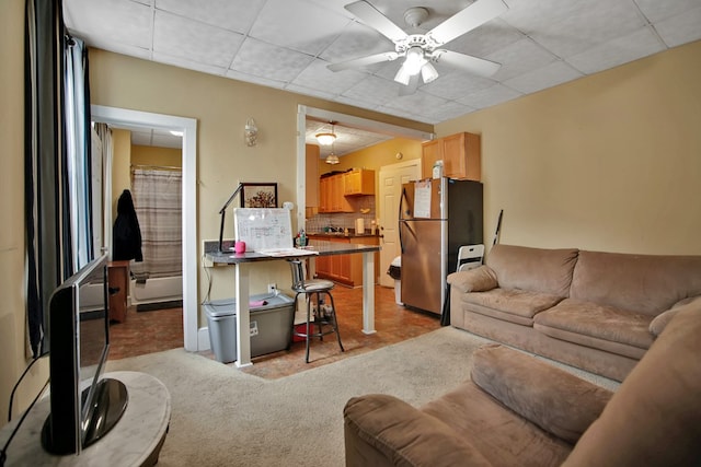 carpeted living room featuring ceiling fan