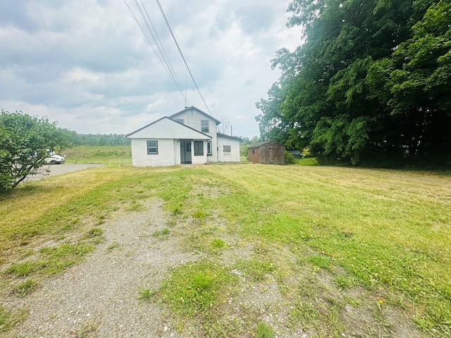 view of yard with a shed