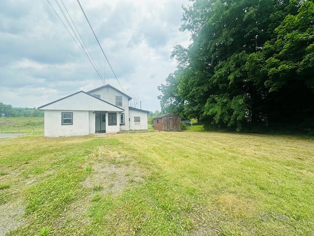 view of yard with a shed