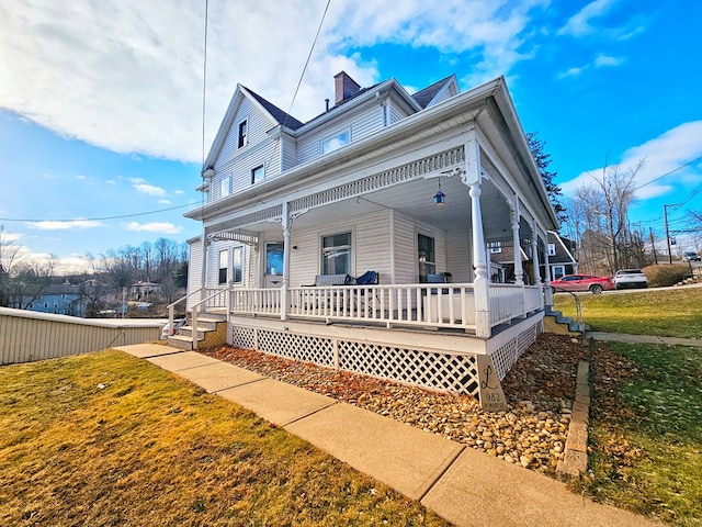 view of front of home featuring a front lawn and covered porch