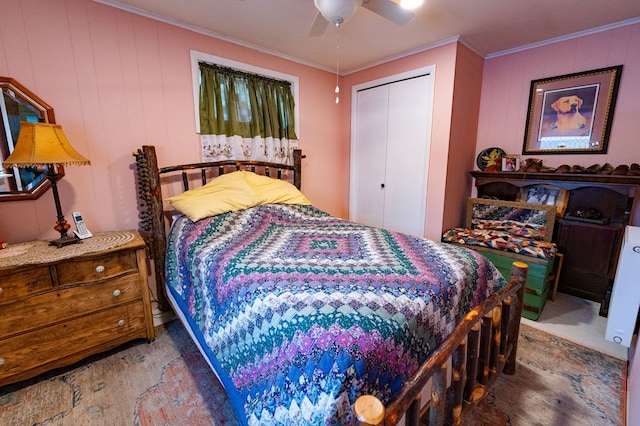 bedroom featuring ceiling fan, crown molding, a closet, and hardwood / wood-style floors