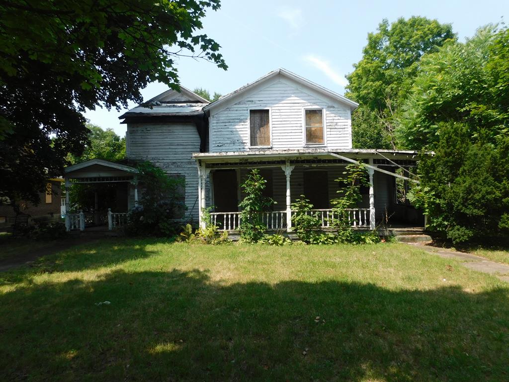 view of front of home with a porch and a front yard