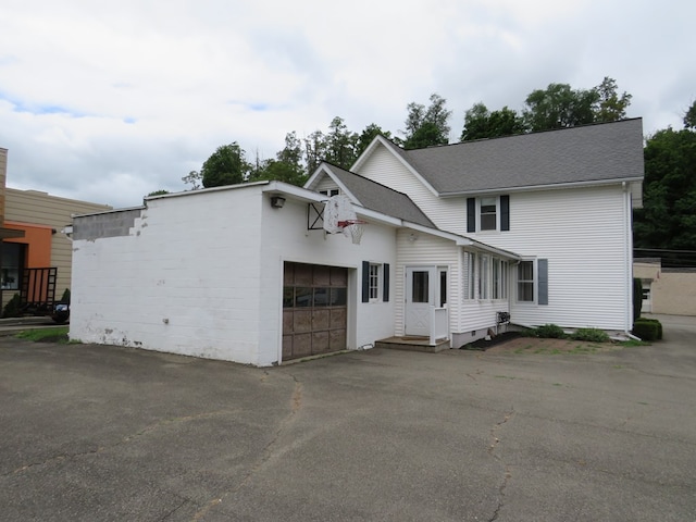 view of front facade featuring a garage