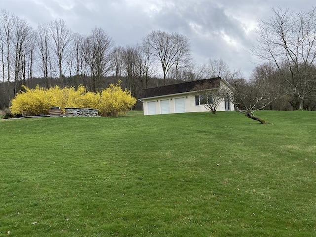 view of yard with an outbuilding and a garage