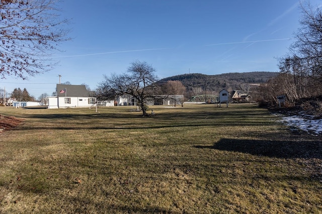 view of yard featuring a mountain view