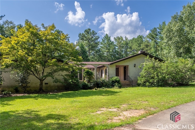 single story home featuring a front lawn