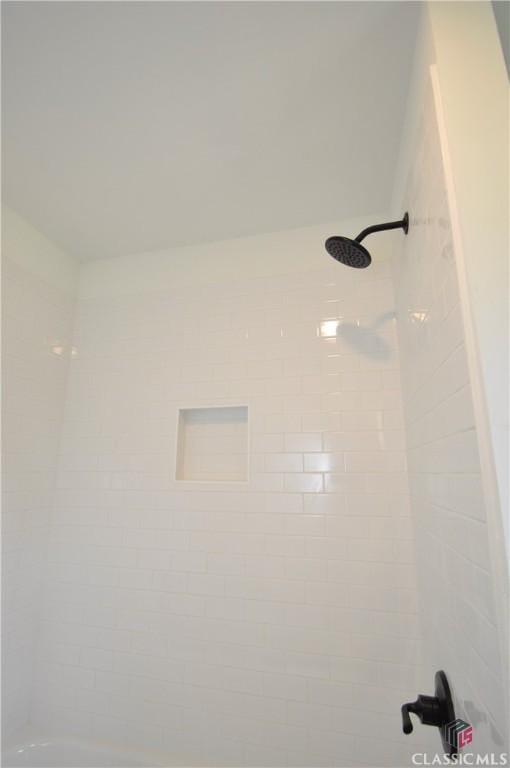 details featuring tiled shower