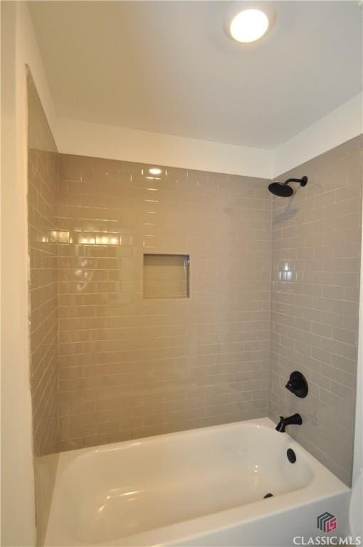 bathroom with tiled shower / bath combo