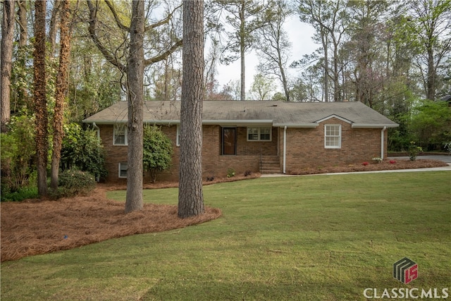 single story home featuring a front lawn