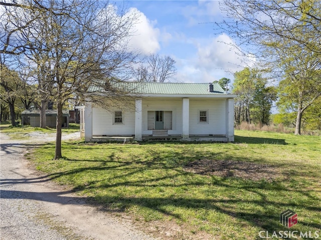 view of front facade featuring a porch and a front yard