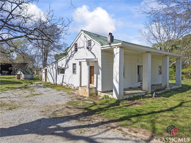 view of front of property featuring a front yard