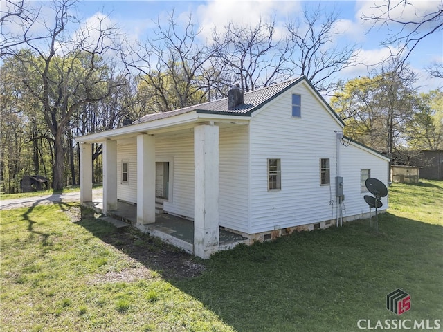 view of front of property featuring a front lawn