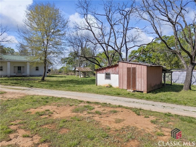 view of yard with an outdoor structure