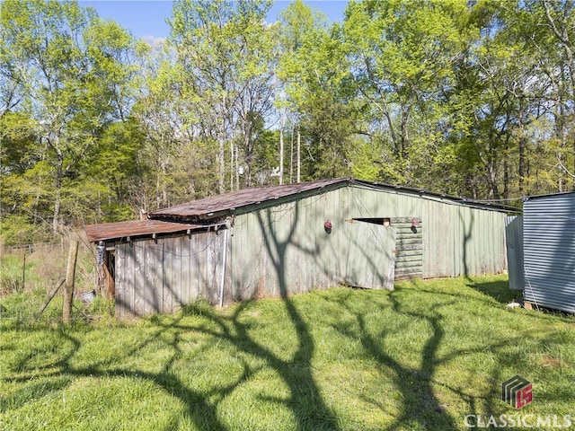 view of yard with an outdoor structure