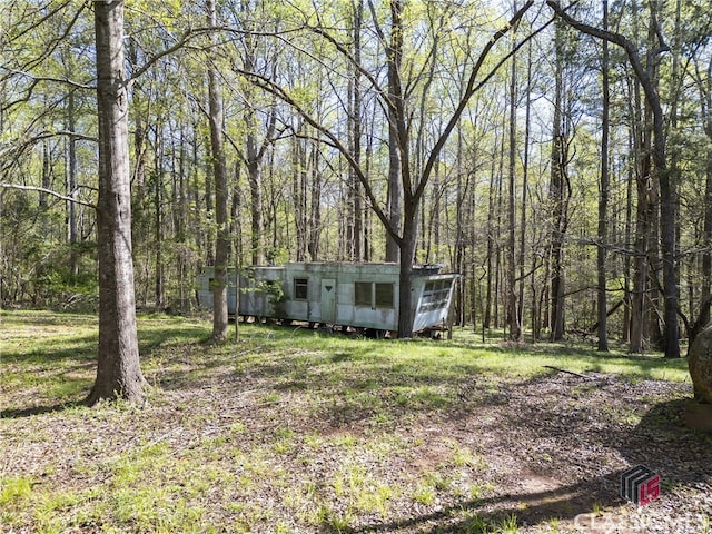 view of front of property featuring an outdoor structure