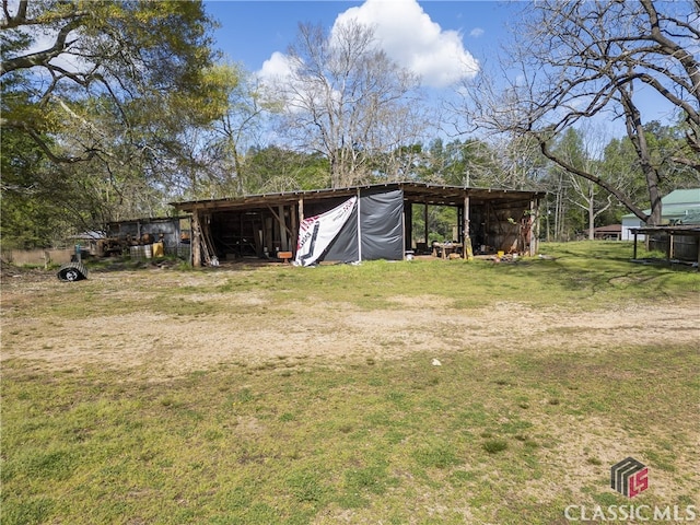 view of yard with an outdoor structure