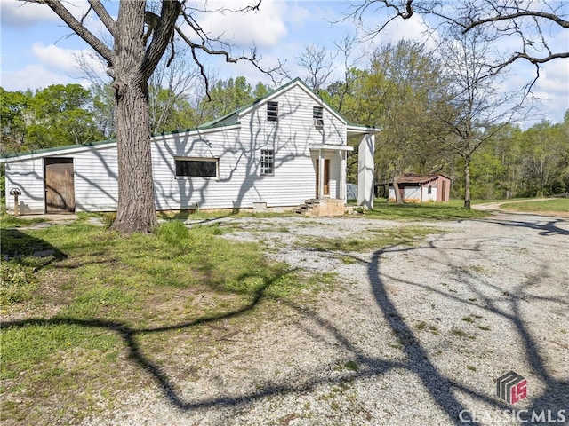 view of front of property with an outdoor structure