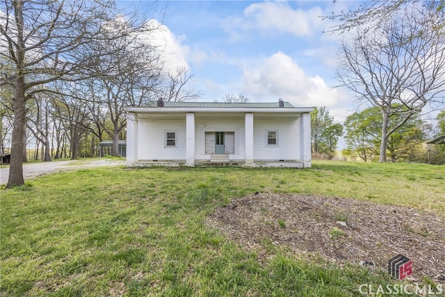 view of front of house featuring covered porch and a front lawn