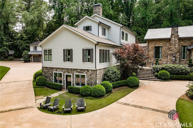 view of front of home with a front lawn