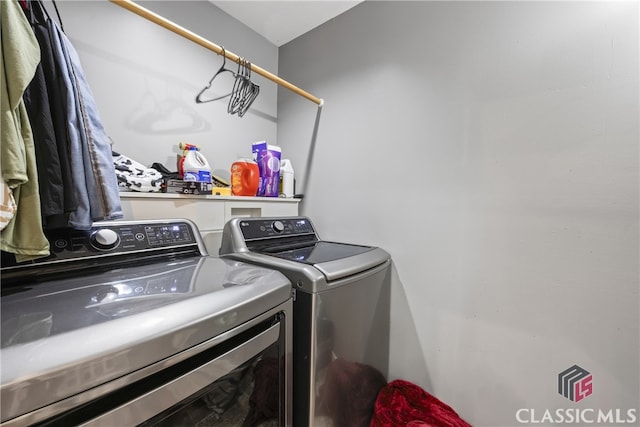 laundry room with washing machine and dryer and washer hookup