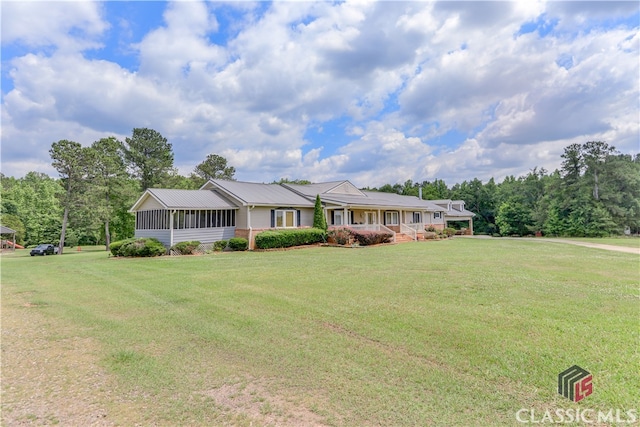 single story home featuring a front lawn