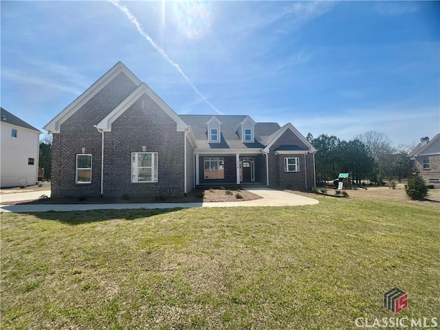 view of front of home featuring a front yard