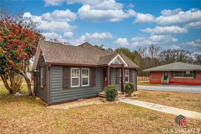 view of front of house featuring a front yard