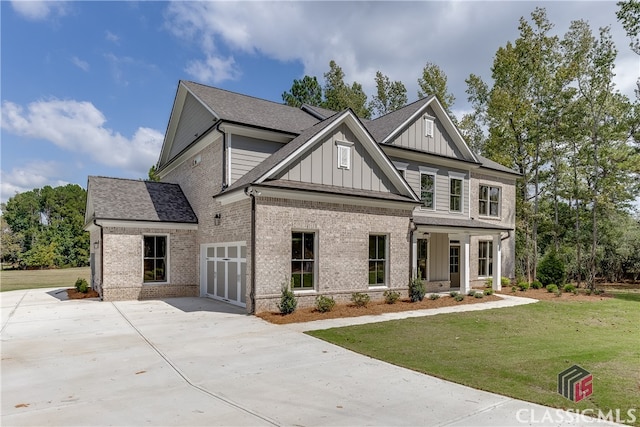 craftsman house featuring a front lawn