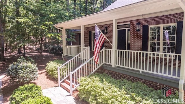 entrance to property featuring covered porch