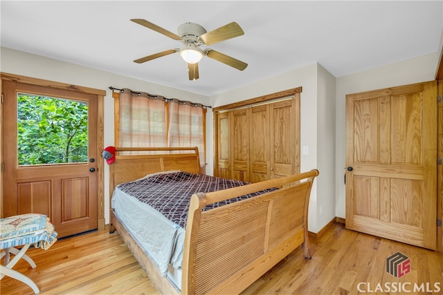 bedroom featuring baseboards, a ceiling fan, a closet, and light wood-style flooring