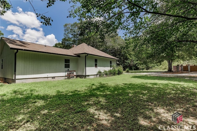 exterior space featuring a yard