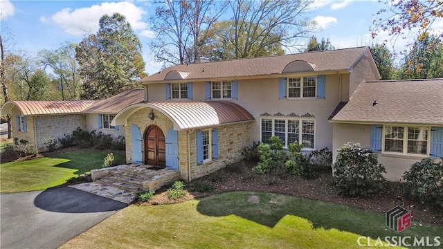 view of front of house with a front lawn