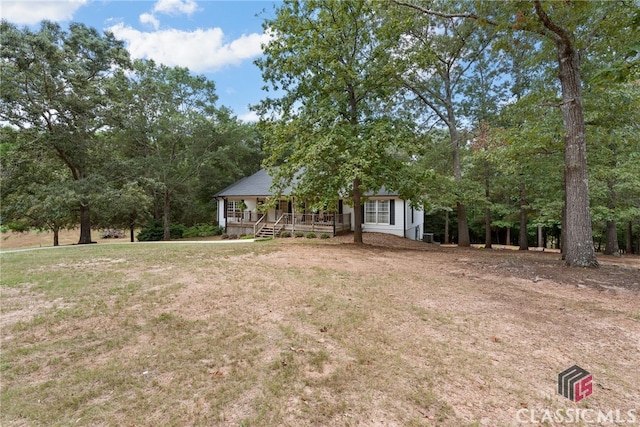 view of front facade featuring a front lawn