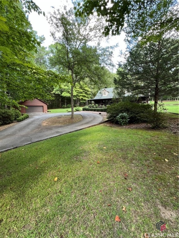 view of yard featuring an outdoor structure and a garage