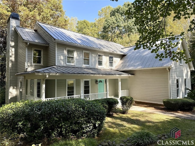 view of front of property featuring covered porch and a front lawn