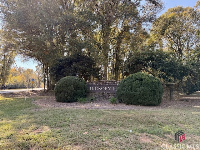 community sign featuring a yard