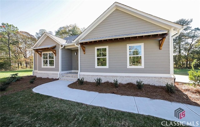 view of front of property with a front yard