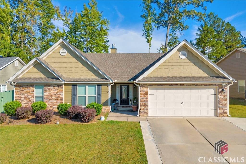 view of front of house featuring a front yard and a garage